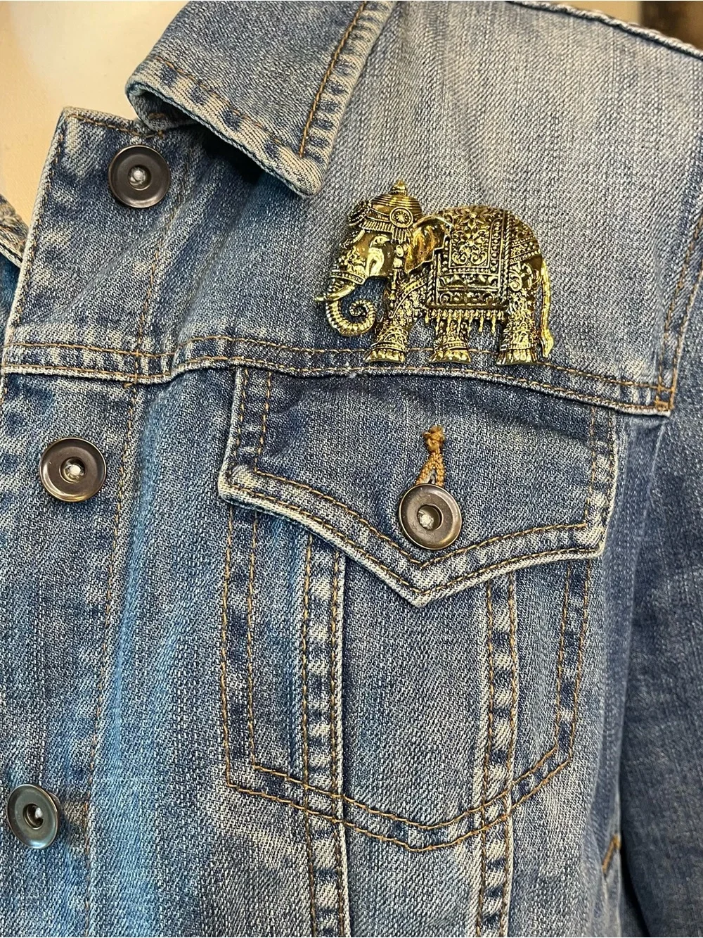 Retro Royal Maharaja Elephant Brooch Antique Gold Tone Heritage Statement Pin